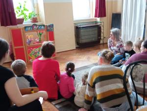 A képen a Húsvéti bábelőadás egyik pillanata látható a Tiszaföldvári Telephely baba mama csoportjában.