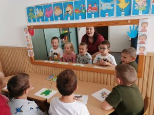 A képen a gyermekek egy tükör előtt ülve érdekes logopédia tevékenységekben vettek részt.