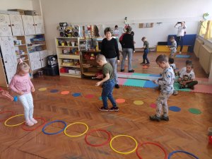 A képen a gyermekek mozgásfejlesztő eszközökkel kipróbálhatták ügyességüket.