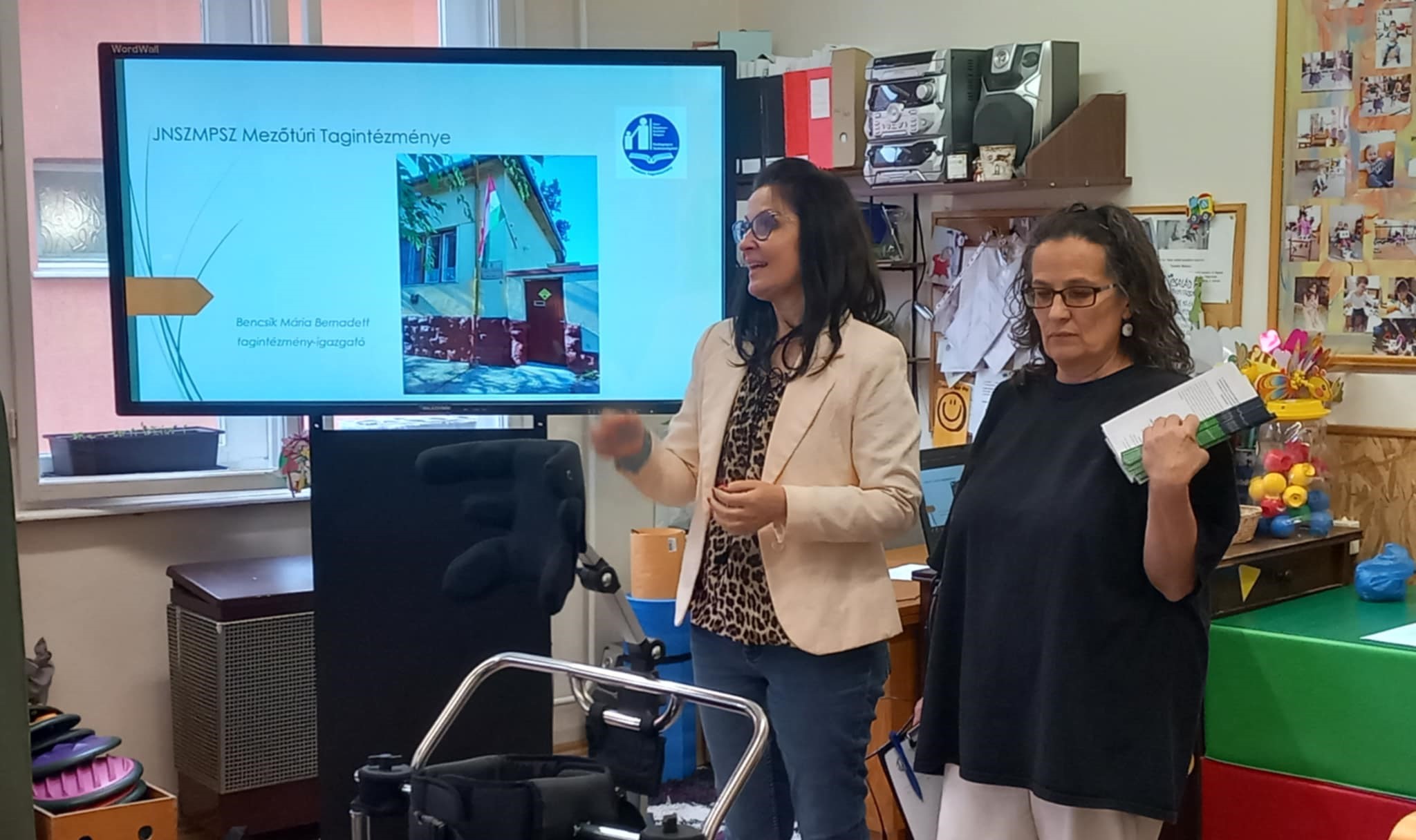 A képen a Mezőtúri Tagintézményünk két munkatársa tartja előadását az interaktív tábla előtt, a szülői konferencián.