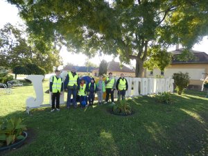 A képen a kerékpártúra résztvevői láthatóak a Jászszentandrási fotópontnál egy csoportképen.