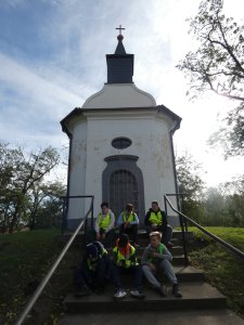 A képen a kerékpártúra résztvevői láthatóak a Szent Anna Kápolna előtt egy közös csoportképen.
