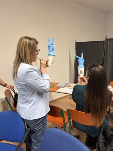A képen Györgyné Molnár Mónika logopédus elkészítette Paréjné Eszik Viktória logopédus fejlesztő eszközét a fújás gyakorlására.