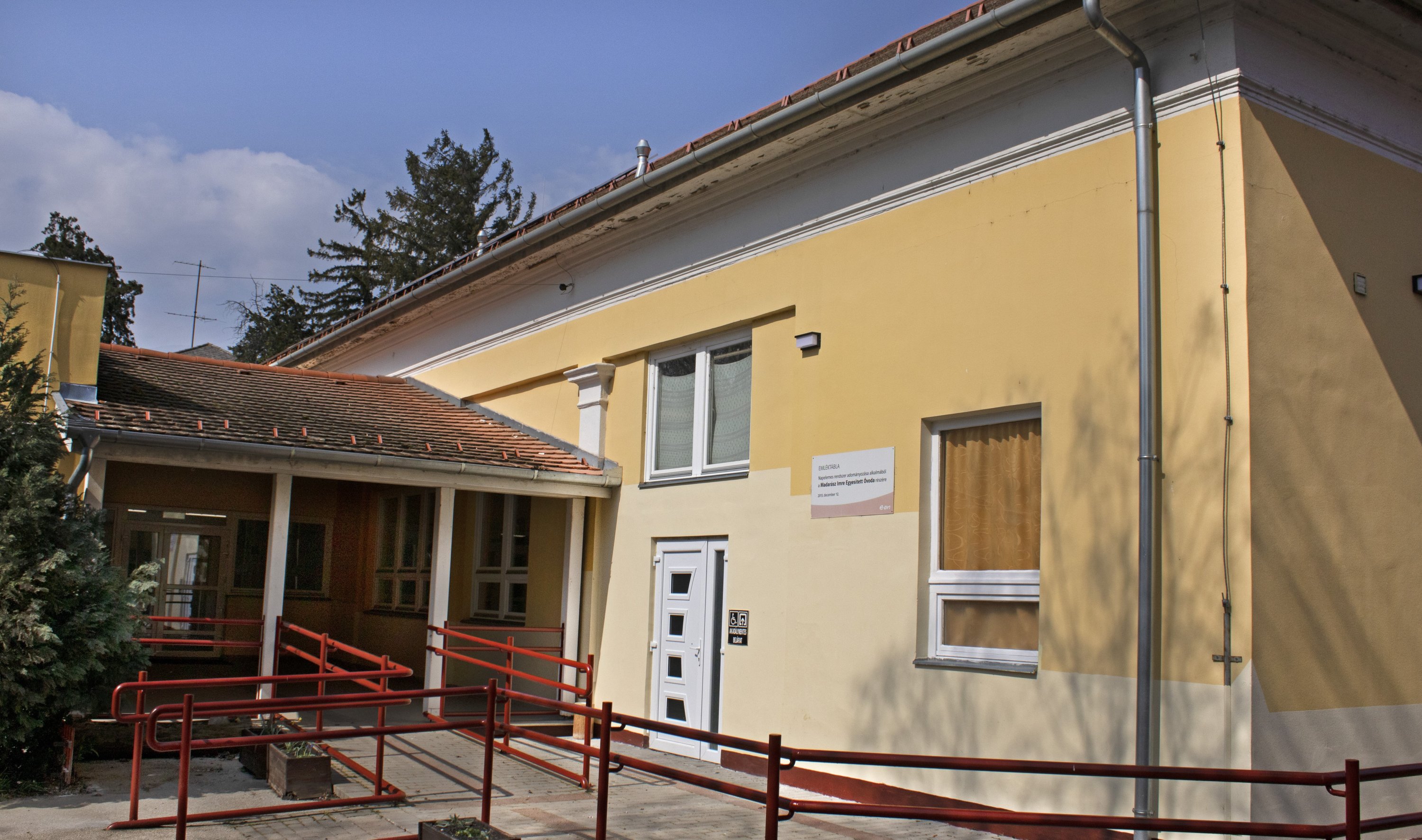 A képen az új tagintézményi épület akadálymentesített megközelítése a belső udvarban látható.