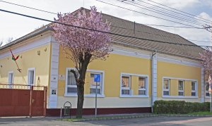 A képen a Karcagi Tagintézmény megújult épületének utca front felőli oldala látható a Táncsics körúton.