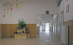 A képen az épület központi tere látható amely barátságos, nyugodt környezetet biztosít a gyermekek és szüleik számára.