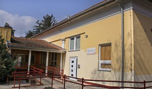 A képen az új tagintézményi épület akadálymentesített megközelítése a belső udvarban látható.