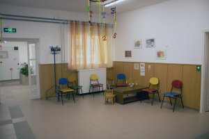 A képen a kialakított közösségi tér és szülői váró látható amely  biztosítja a kényelmes várakozást az érkezők számára.