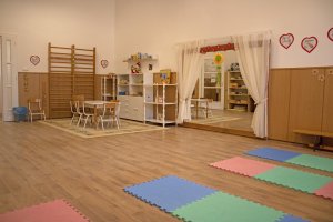 A képen a korszerűen kialakított mozgásfejlesztő termünk látható, a gyermekek komplex fejlesztéséhez szükséges eszközökkel.