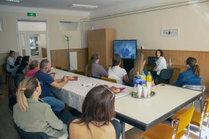 A kép a Viselkedéselemző kolléganőnknek tartott előadást örökíti meg amint a résztvevők figyelmesen hallgatják az előadót.