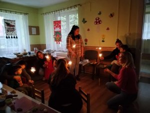 A képen a gyerekekkel közösen gyújtottunk csillagszórókat.