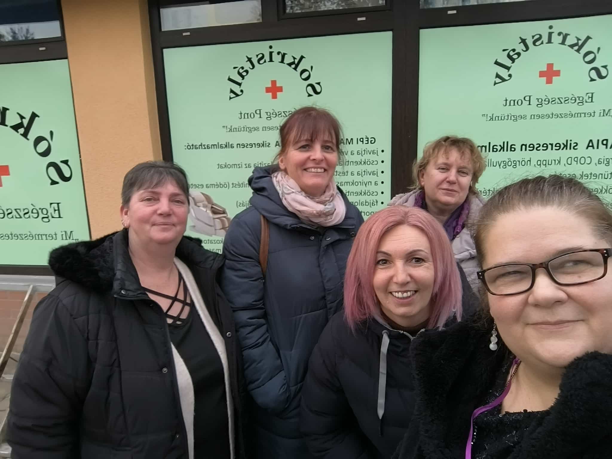 A Kunszentmártoni Tagintézmény sóterápiát kipróbáló dolgozói a Sókristály Egészség Pont épülete előtt Tiszaföldváron