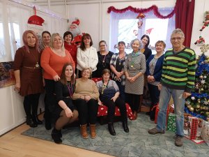 2025. decemberében a J-N-SZ Vármegyei Pedagógiai Szakszolgálat Kunszentmártoni Tagintézményének dolgozói láthatóak a karácsonyfa mellett.