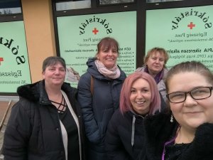 A Kunszentmártoni Tagintézmény sóterápiát kipróbáló dolgozói a Sókristály Egészség Pont épülete előtt Tiszaföldváron