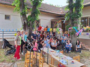 A képen a Mezőtúri Tagintézményben megrendezésre került Víz-Party csoportképe látható az intézmény udvarán.