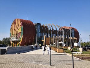 A képen a rendezvény helyszíne látható az utcafrontól.