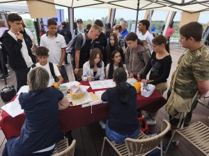 A képen a pályaválasztási tanácsadó standja előtt sorakozó gyermekek és pedagógusaink láthatóak.