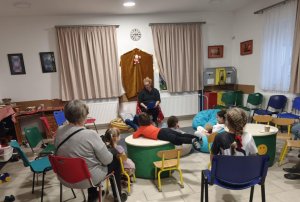 A kép a közös mesehallgatást örökítette meg a gyermekekkel a mikulás megérkezéséig.