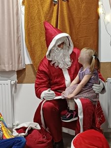 A kép a Mikulás és egy kisgyermek beszélgetését örökítette meg.