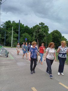 A képen a Szolnoki Tagintézmény és az Újszászi Telephely munkatársai láthatóak séta közben a Városligetben úton a Zene Háza felé.