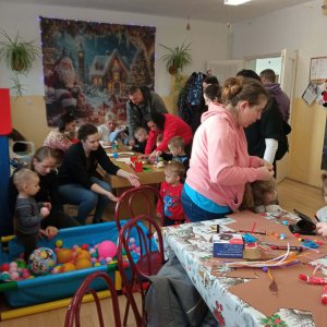 A képen a szülők és gyermekek kézműveskednek a Mikulás ünnepségen.