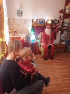 A kép a gyermekek és a Mikulás nagy találkozását örökíti meg.