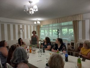 A képen a pályázatot lebonyolító szakemberek és a pályázatban résztvevő tanulók szülei láthatóak az összegző rendezvényen.