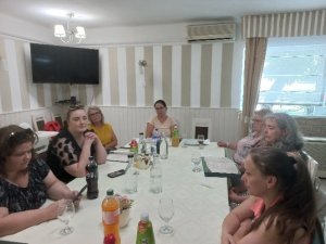 A képen a pályázatot lebonyolító szakemberek és a pályázatban résztvevő tanulók szülei láthatóak az összegző rendezvényen.