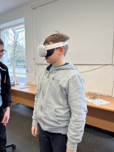 A képen a foglalkozáson résztvevő tanuló látható a VR szemüveg használata közben.