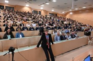 A képen az előadó és hallgatósága közös fényképe látható.