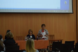 A képen Dr. Kállai Mária országgyűlési képviselő a Jász-Nagykun-Szolnok Tehetségsegítő Tanács elnöke köszöntötte a tanulókat, szülőket és pedagógusokat.