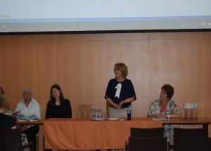 A képen a Szolnoki Tankerületi Központ szakmai vezetője köszöntötte a tanulókat, szülőket és pedagógusokat.