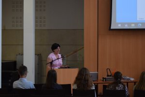 A képen a Jász-Nagykun-Szolnok Vármegyei Pedagógiai Szakszolgálat főigazgatója köszöntötte a tanulókat, szülőket és pedagógusokat.