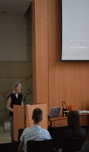 A képen pedagógusunk felkonferálja a tanulókat előadásaik bemutatására.