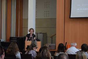 A képen a Jász-Nagykun-Szolnok Vármegyei Pedagógiai Szakszolgálat főigazgató-helyettese, a pályázat szakmai vezetője záróbeszédének pillanata látható.