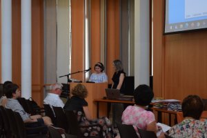 A képen az egyik tanuló látható a pódium mögött, miközben előadja az általa választott témát a közönségének. 