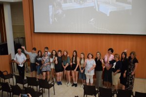 A képen a pályázaton résztvevő tanulók és a pályázatot megvalósító szakemberek láthatóak egy vidám hangulatú csoportképen. 