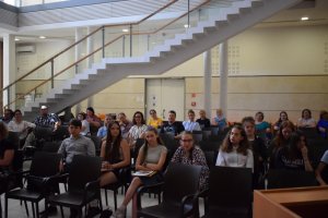 A képen a szimpóziumon résztvevő tanulók, szülők és pedagógusok láthatóak az előadások közben.