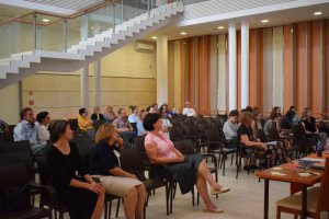 A képen a szimpóziumon résztvevő tanulók, szülők és pedagógusok láthatóak az előadások közben.