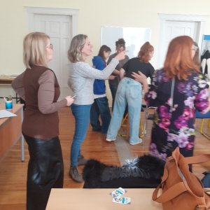 A képen a tanulók és a pedagógusok láthatóak, csoport munka közben.