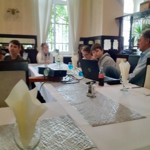 A képen a tanulók és az előadó látható egy asztalnál ülve.