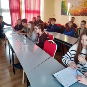 A képen a pályázati program nyitó rendezvényén résztvevő tanulók láthatóak a padsorokban helyet foglalva amint figyelemmel kísérik az előadást.