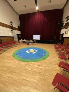 A képen a Szakmai műhelyfoglalkozás bemutató foglalkozás helyszíne látható és a fő előadó amint előkészül előadásának kellékeivel.