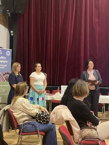 A képen a műhelymunka megnyitásának pillanata látható, bal oldalon a rendezvény szervezője jobb oldalon intézményünk főigazgatója középen a rendezvény előadója látható.