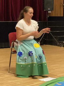 A képen a rendezvény előadója látható egy széken ülve előadása közben.