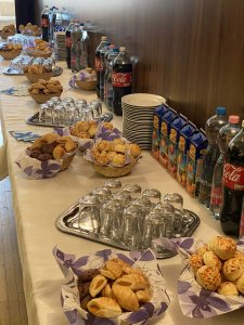 A képen a résztvevőknek szánt vendégfogadás terítéke látható.