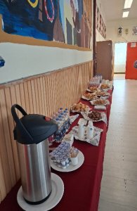 A képen a résztvevők részére megterített asztal látható.