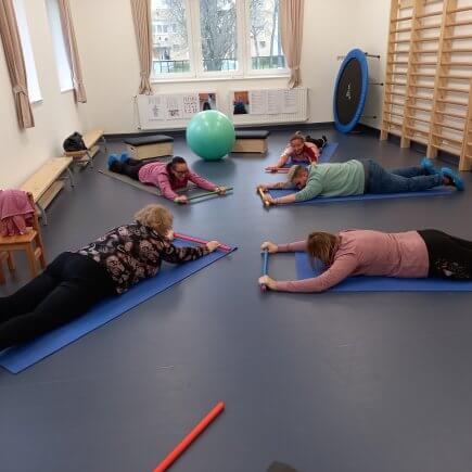 A képen tartásjavító gyakorlatok talajon hasonfekvésben