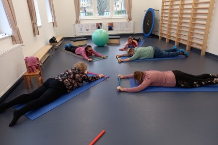 A képen tartásjavító gyakorlatok talajon hasonfekvésben