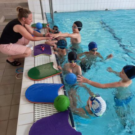 "...birtokba vehették a gyerekek a medencét." Eszközös feladatok a haladóbb úszókkal.
